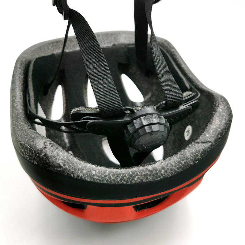 Justerbar cykelbeskyttende hjelm med hovedlås